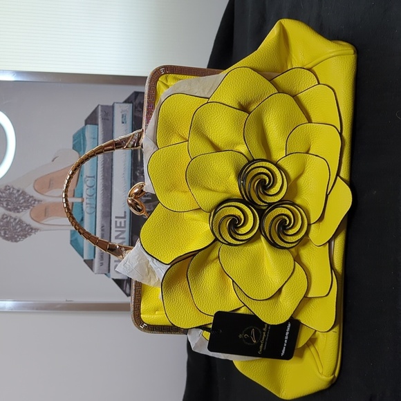NWT Yellow Rose Kiss Lock/Crossbody Purse - Picture 2 of 4